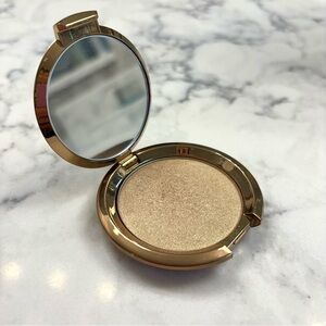 *SOLD* NWOB BECCA Topaz Flashes Guilt Light Chaser Highlighter